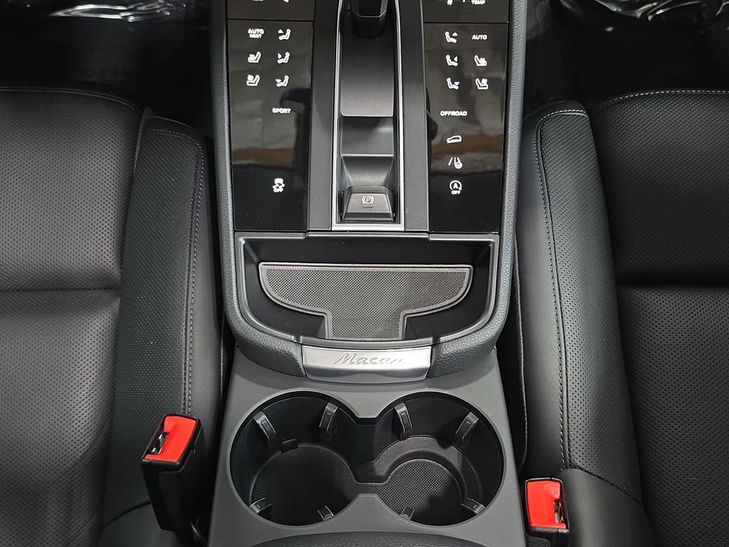 Certified 2025 Porsche Macan AWD/4WD image 20