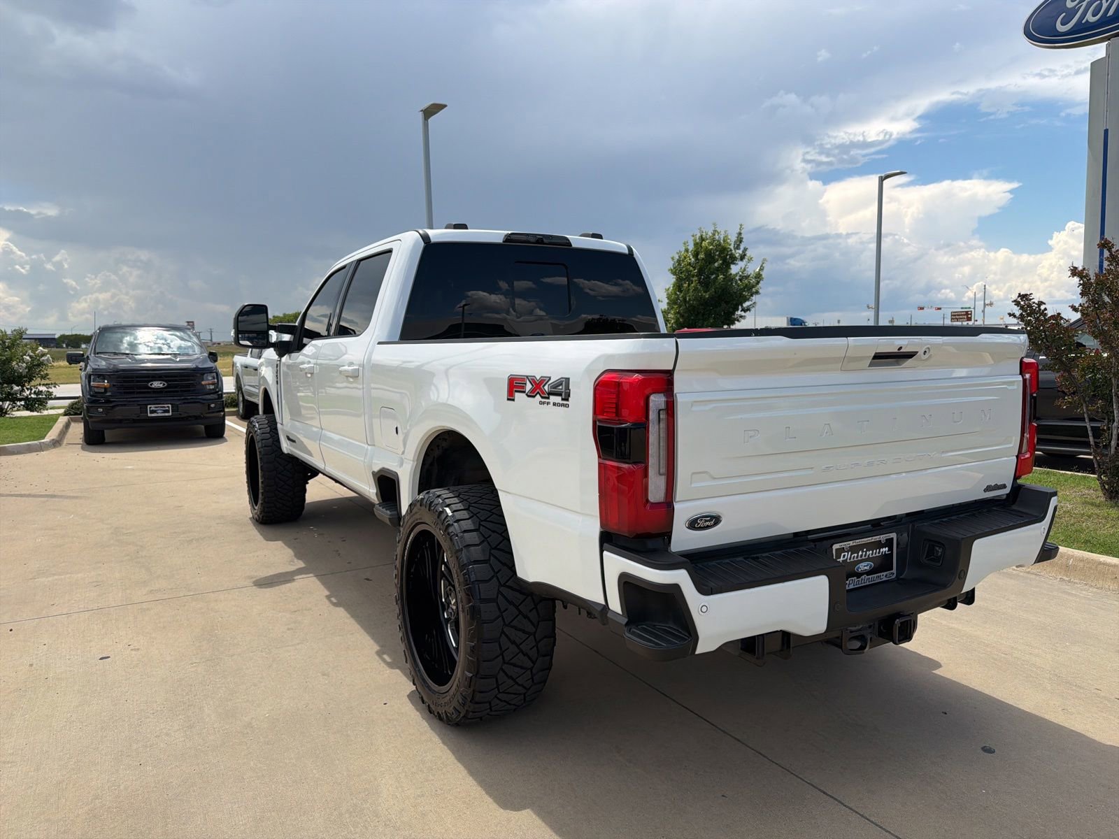 Used 2023 Ford F250 Platinum AWD/4WD image 3