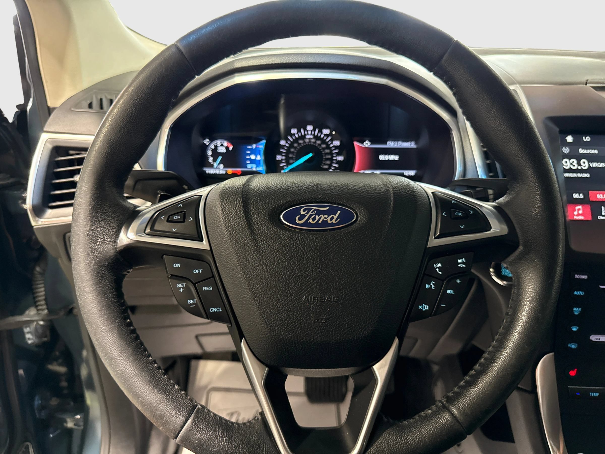 Used 2016 Ford Edge Titanium w/ Technology Package AWD/4WD image 18