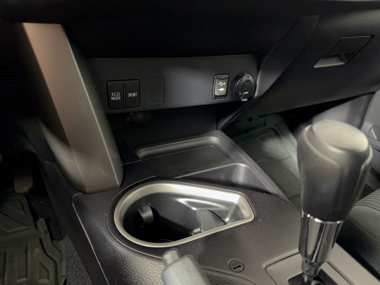 Used 2018 Toyota RAV4 LE FWD image 22