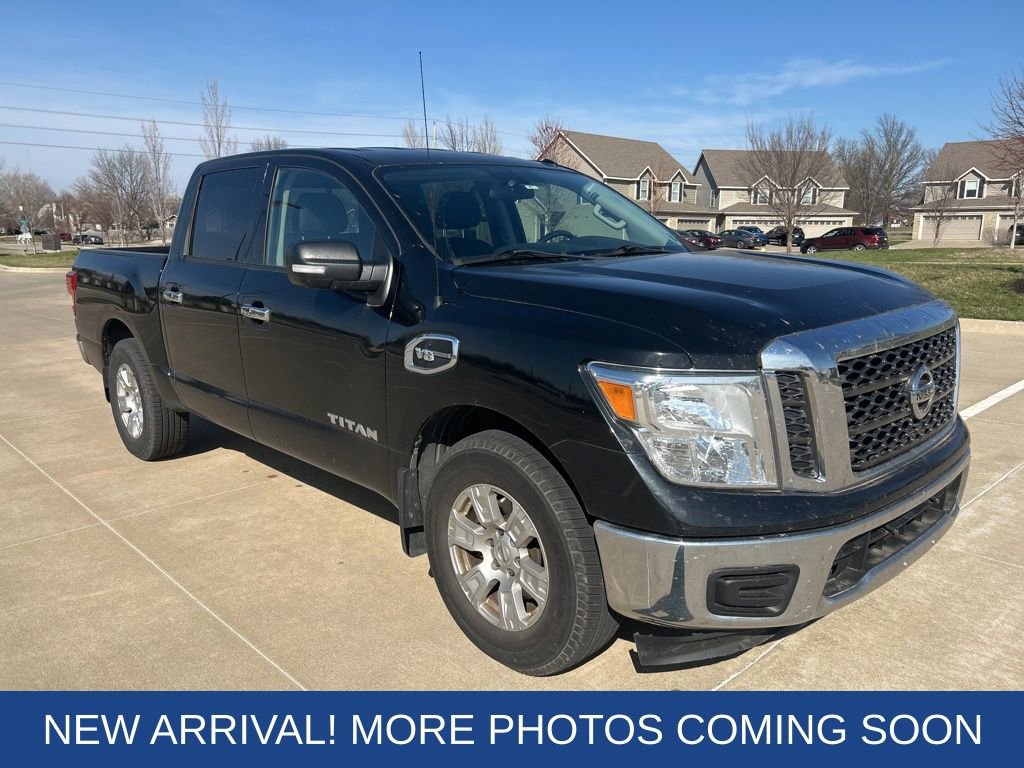 Used 2017 Nissan Titan SV image 3