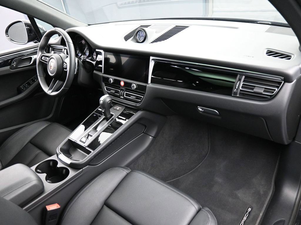 Certified 2025 Porsche Macan image 32