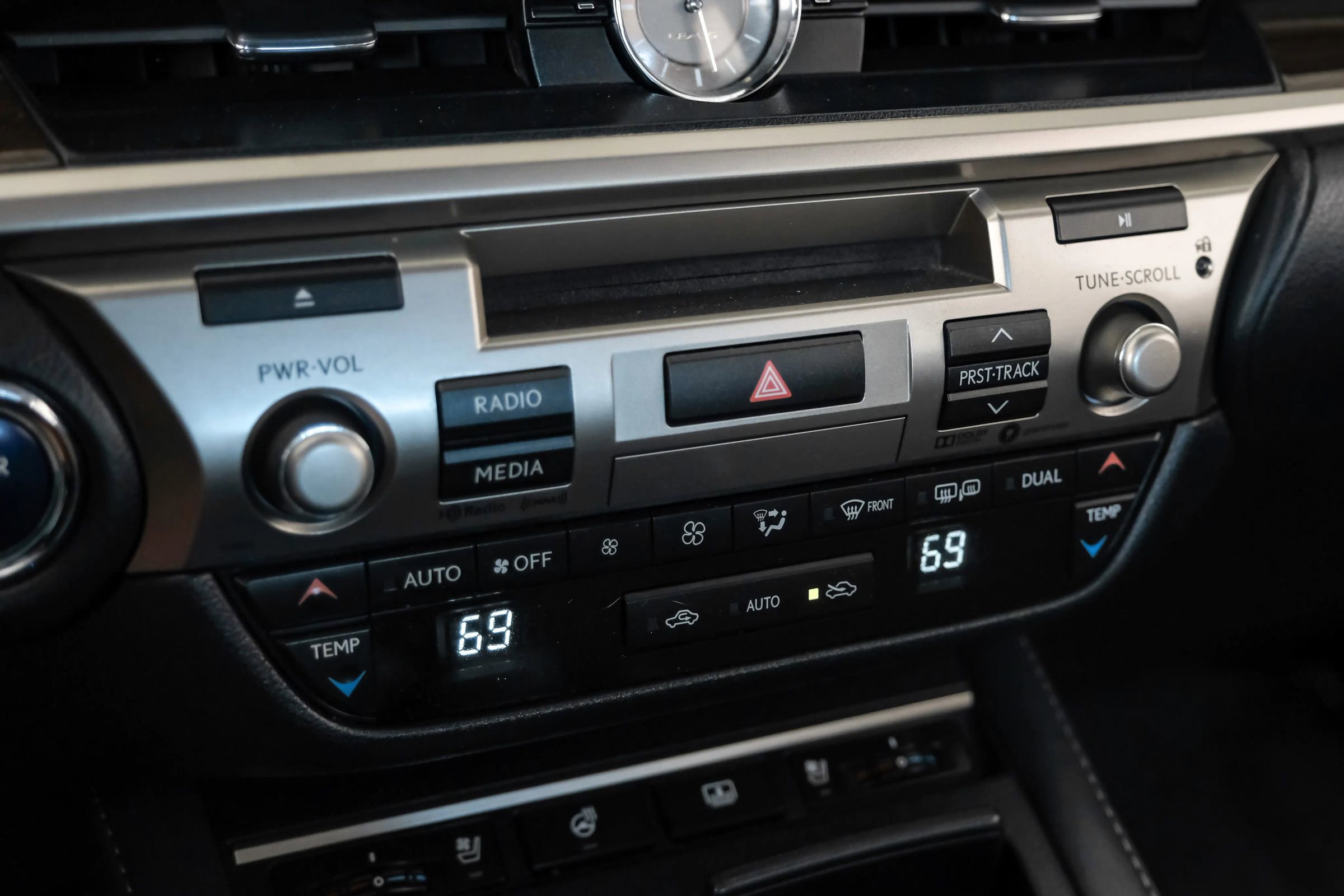 Used 2018 Lexus ES 300h w/ Luxury Package image 23