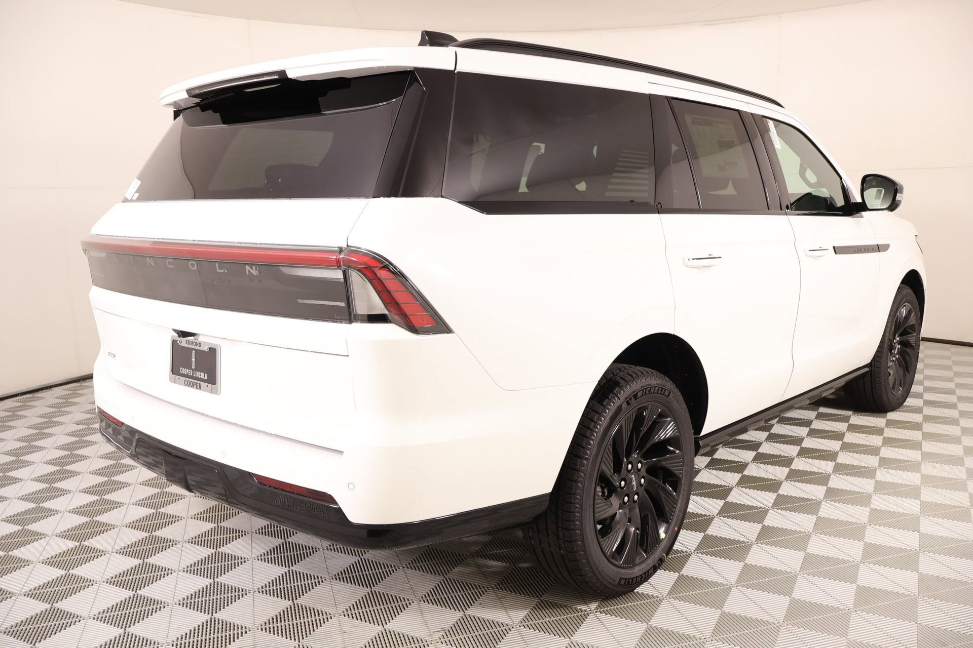 New 2026 Lincoln Navigator Reserve w/ Jet Appearance Package AWD/4WD image 23