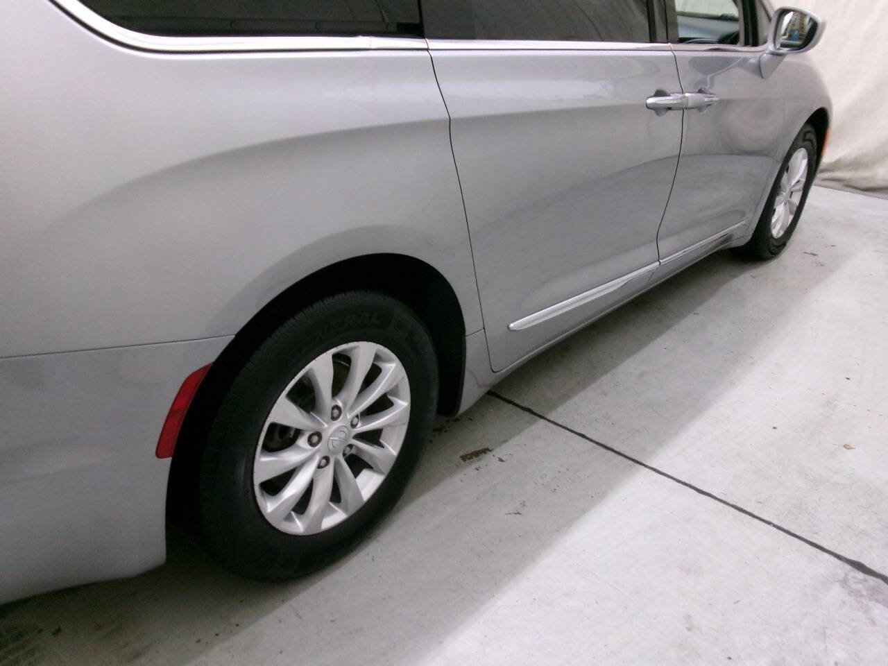 Used 2017 Chrysler Pacifica Touring-L image 7