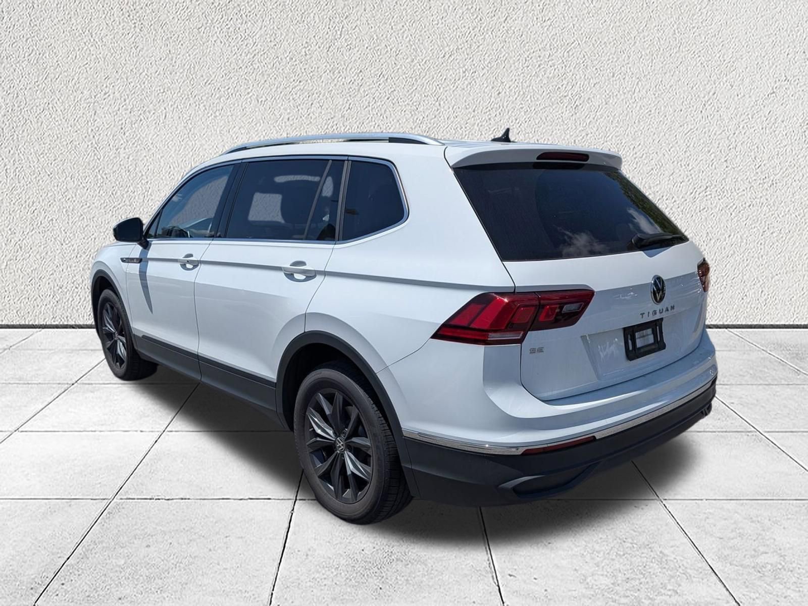 Used 2024 Volkswagen Tiguan SE w/ Panoramic Sunroof Package FWD image 5