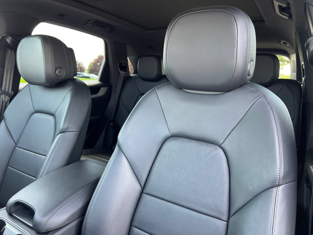 Used 2025 Porsche Cayenne AWD/4WD image 12
