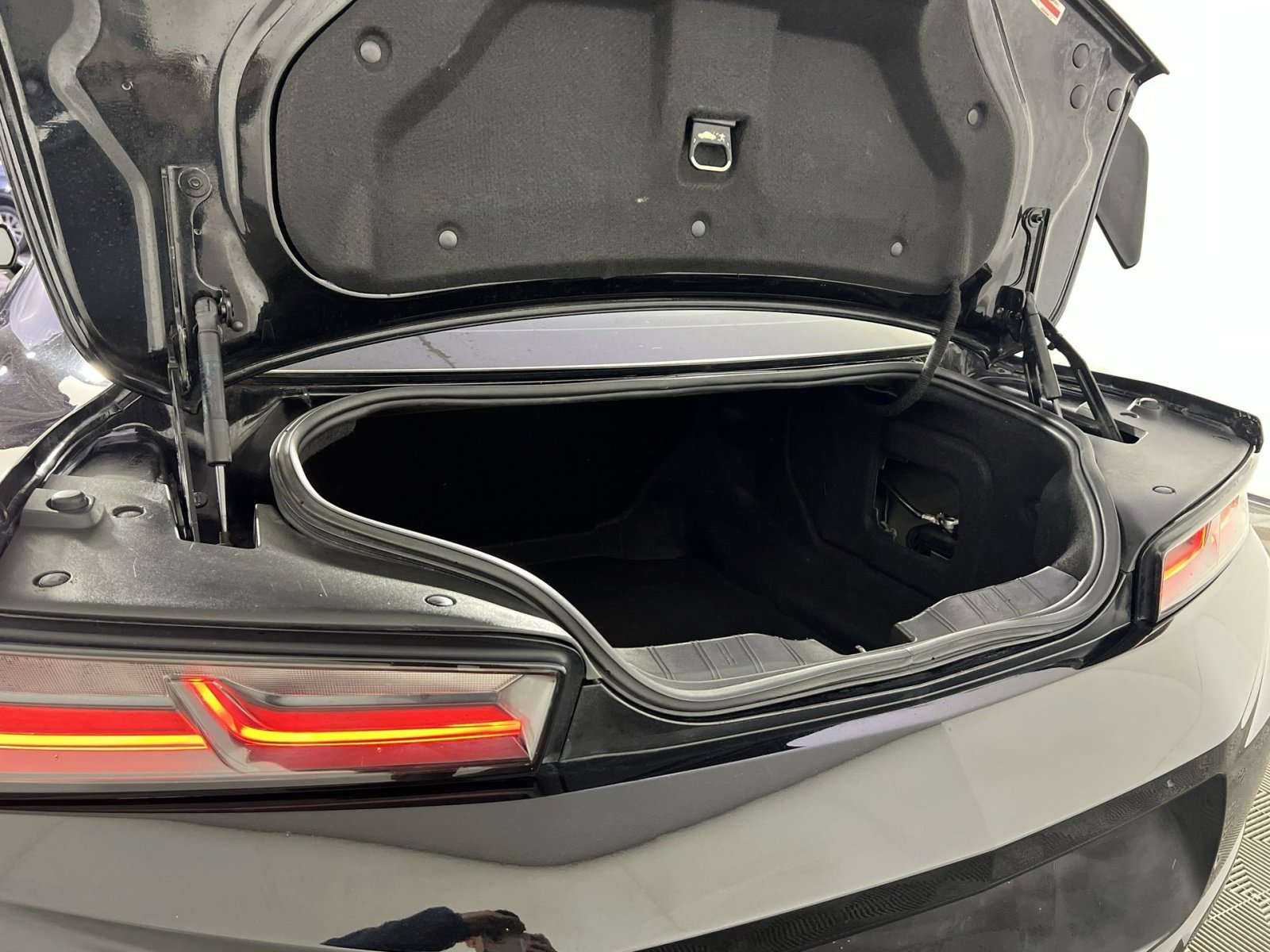 Used 2018 Chevrolet Camaro SS image 26