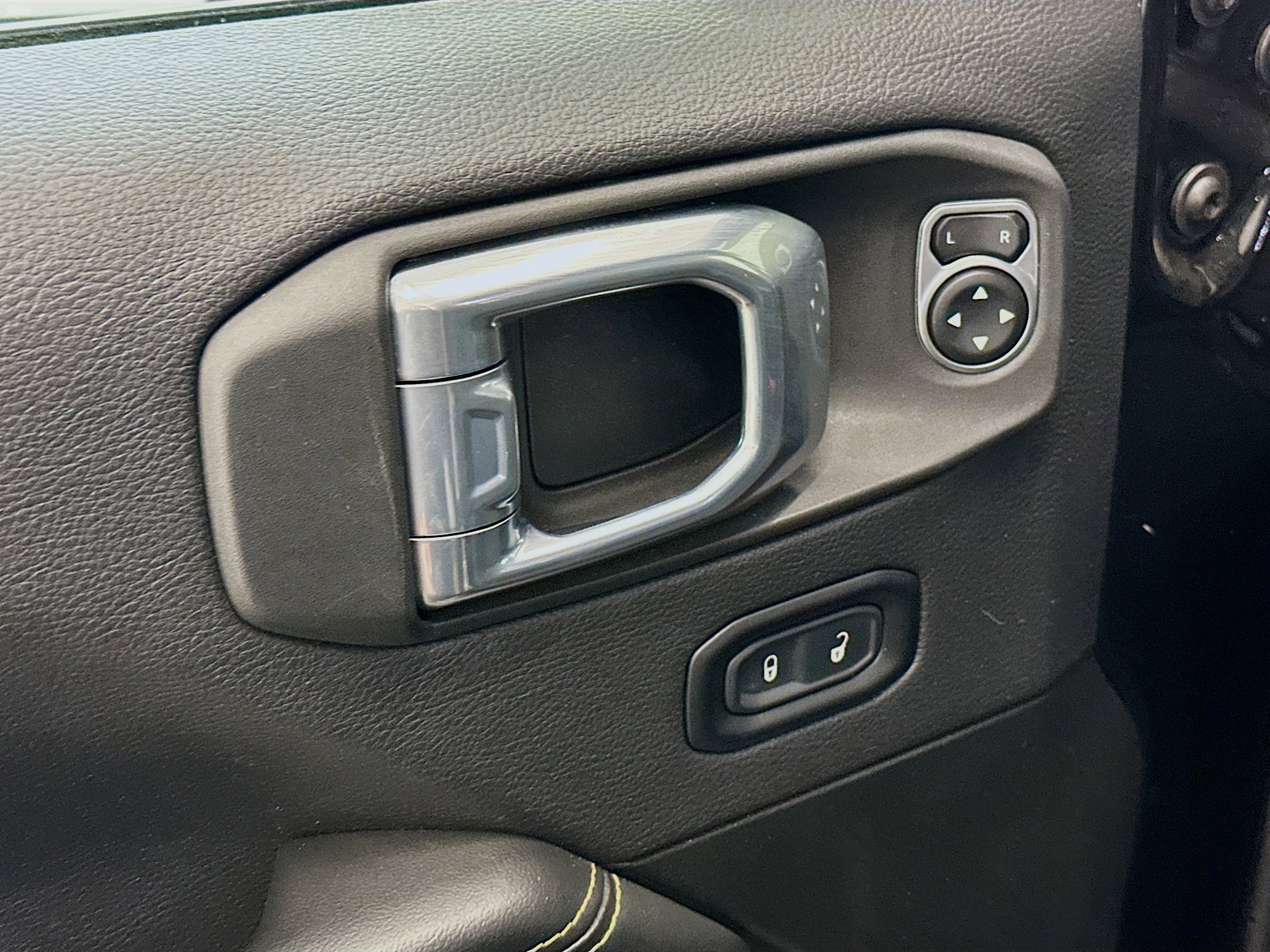 Used 2025 Jeep Wrangler Unlimited Sahara AWD/4WD image 15