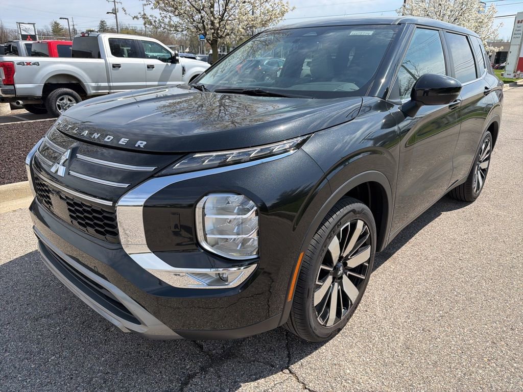 Used 2025 Mitsubishi Outlander SE AWD/4WD image 1