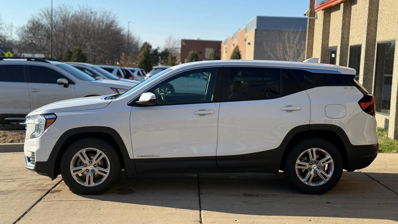 Used 2022 GMC Terrain SLE FWD image 4