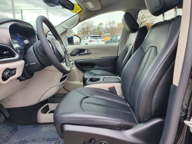 Used 2024 Chrysler Pacifica Touring-L FWD image 4