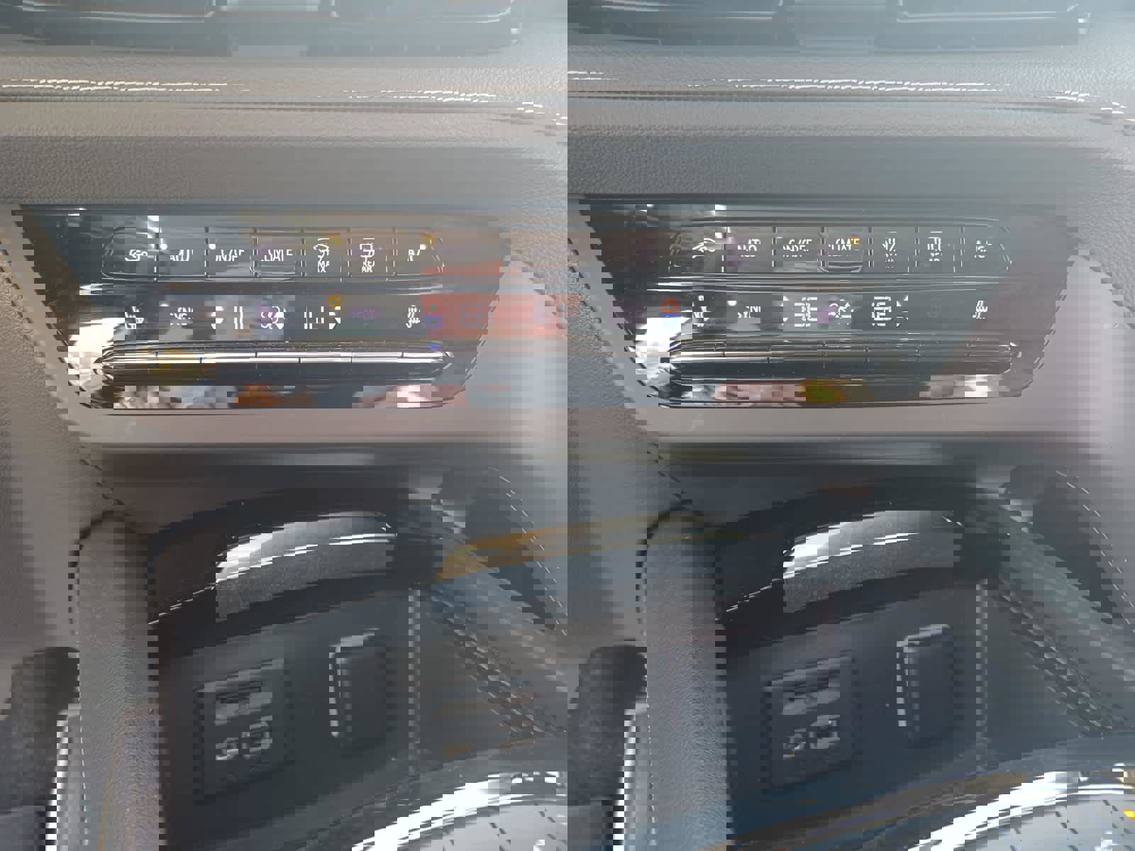 Used 2022 Buick Envision Essence w/ Technology Package II image 13