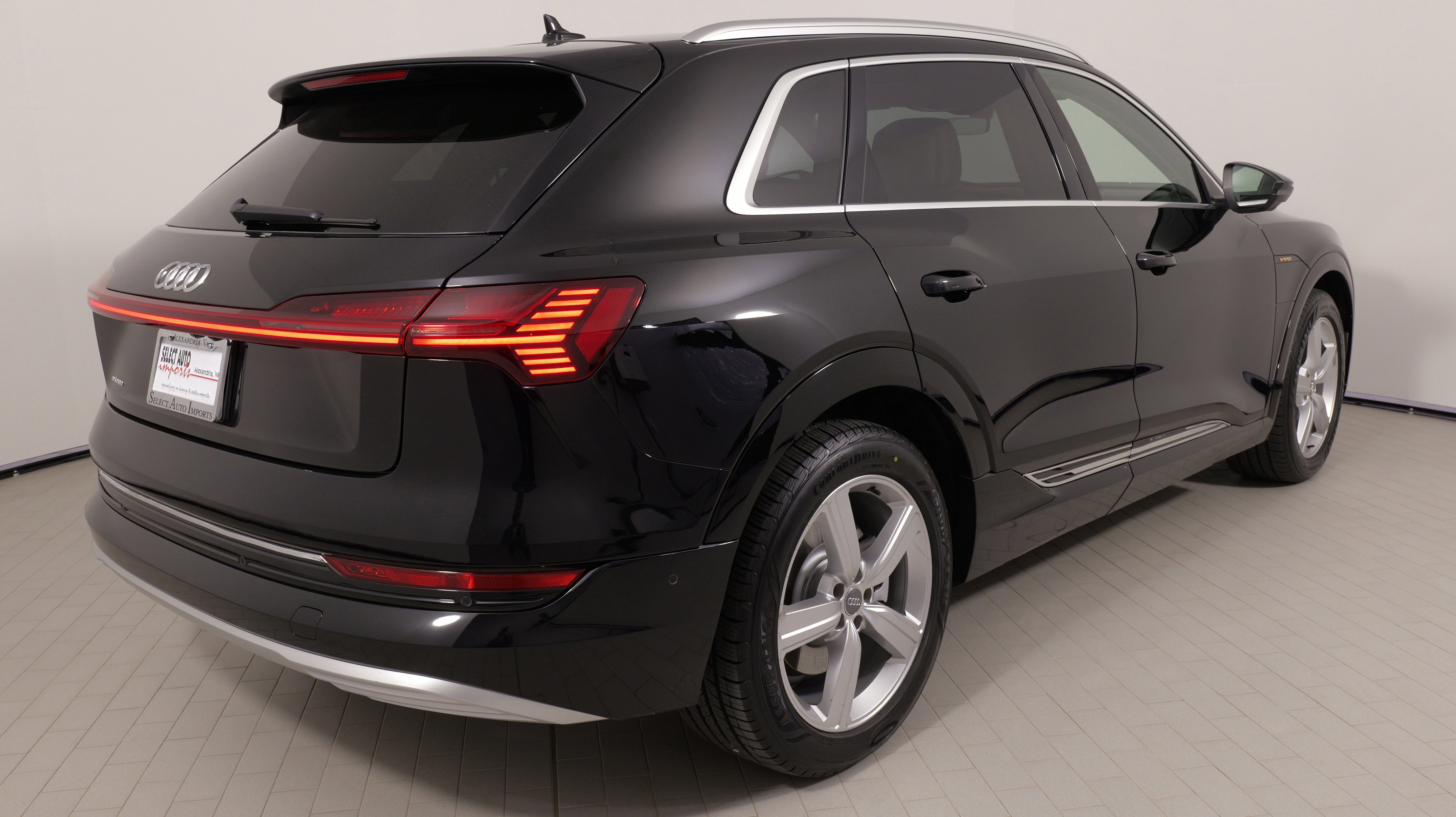 Used 2019 Audi e-tron Prestige w/ Prestige Package image 11