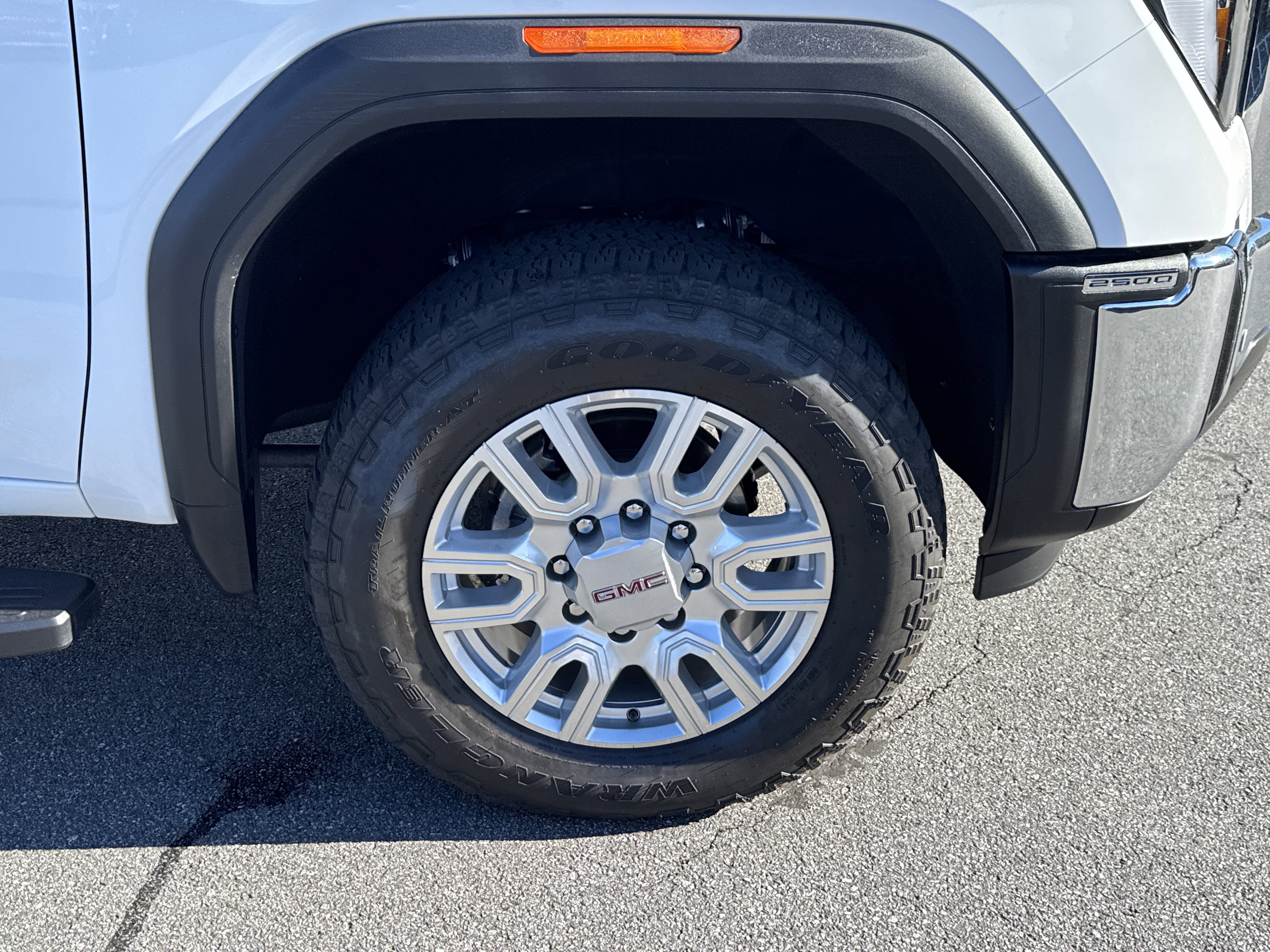 Used 2024 GMC Sierra 2500 SLT w/ SLT Convenience Package image 11