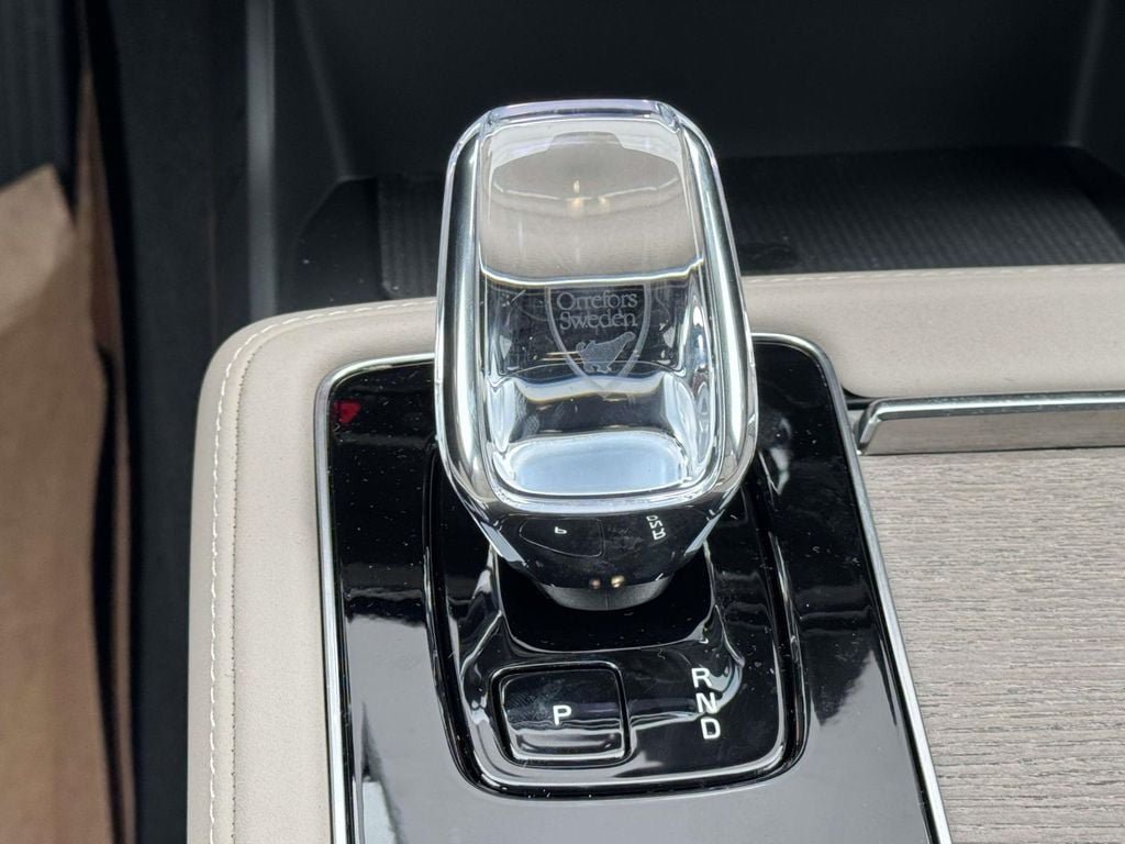 New 2026 Volvo XC90 T8 Plus w/ Protection Package Premier AWD/4WD image 6