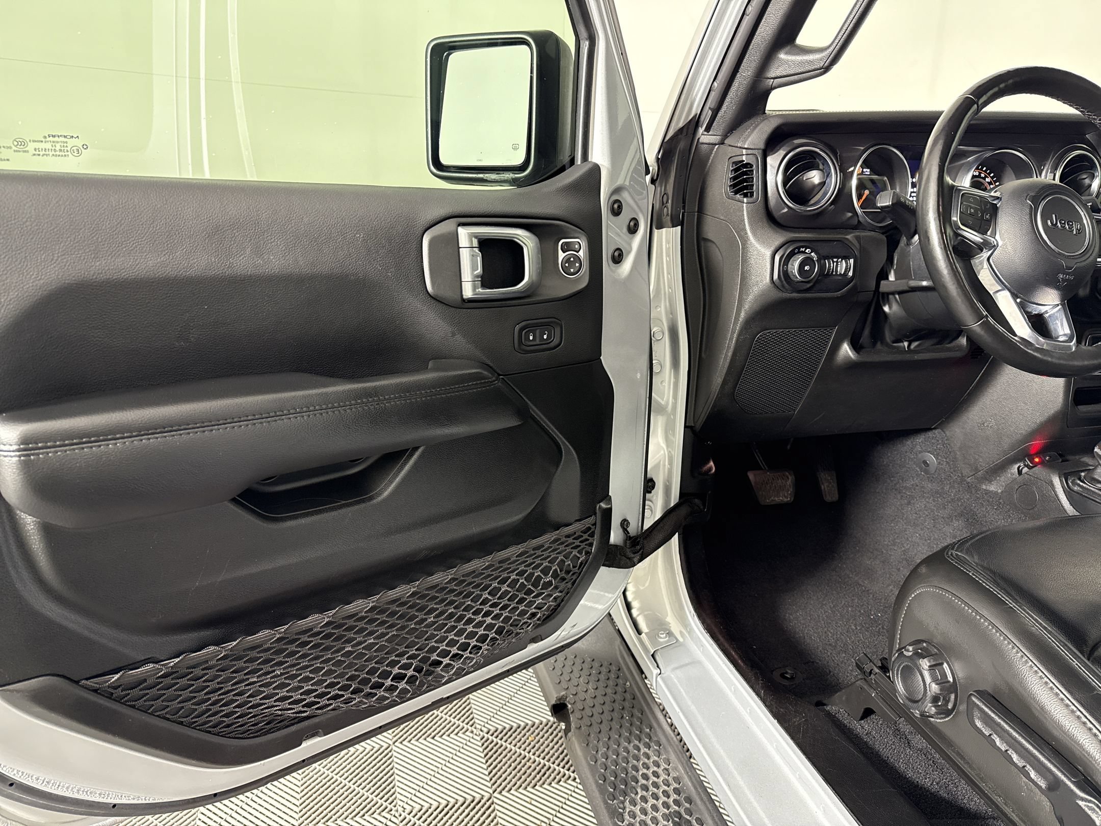 Used 2022 Jeep Wrangler Unlimited Sahara AWD/4WD image 5