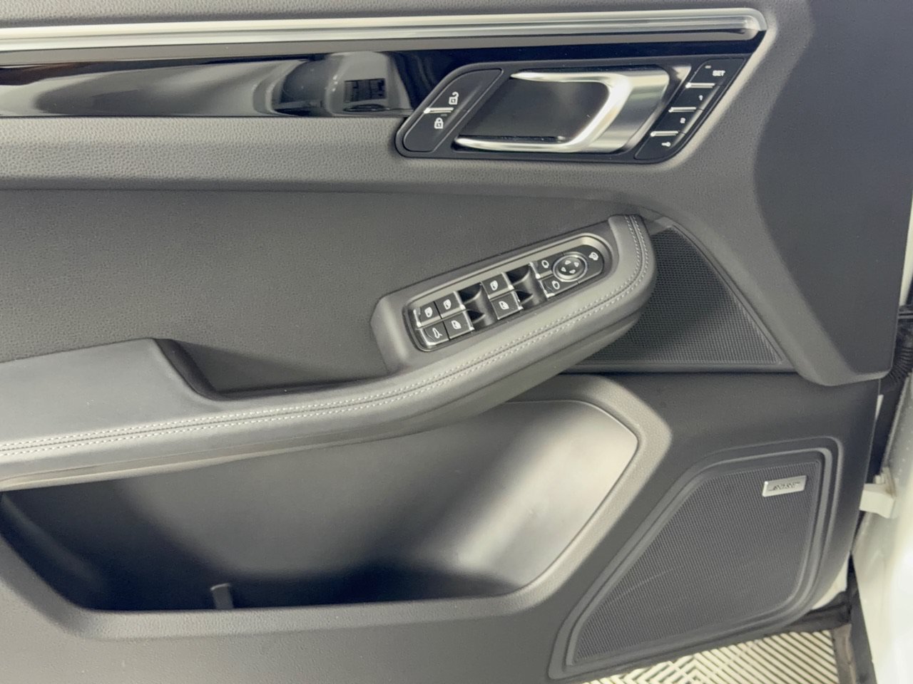 Certified 2022 Porsche Macan S AWD/4WD image 16