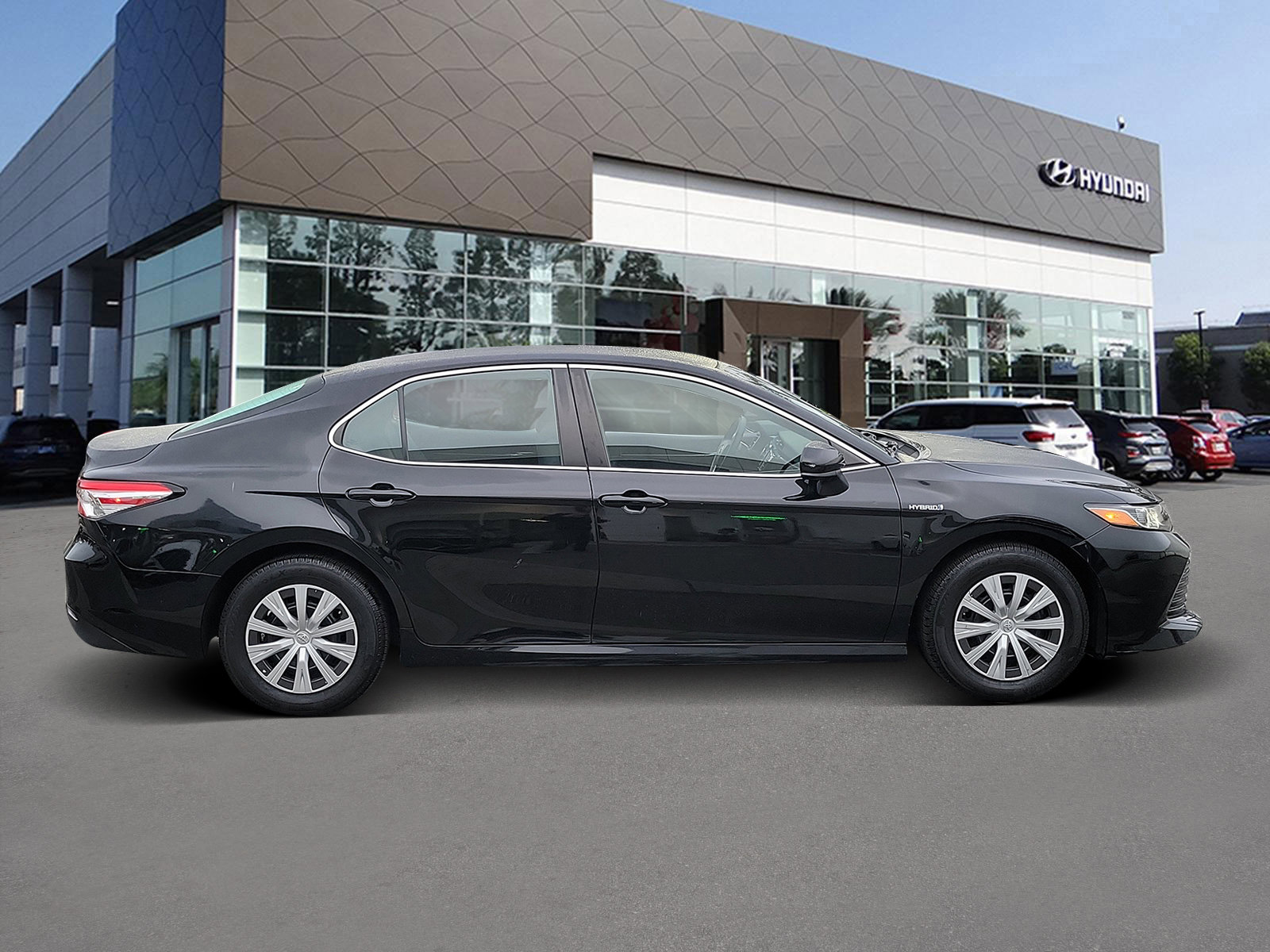 Used 2019 Toyota Camry LE image 4