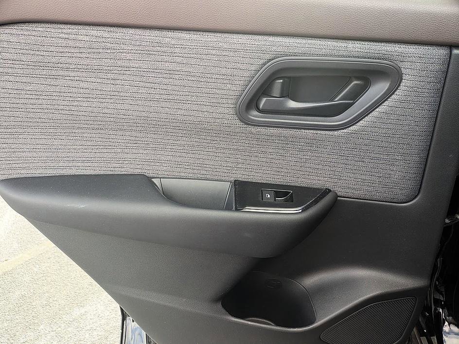 Used 2023 Nissan Rogue S image 24