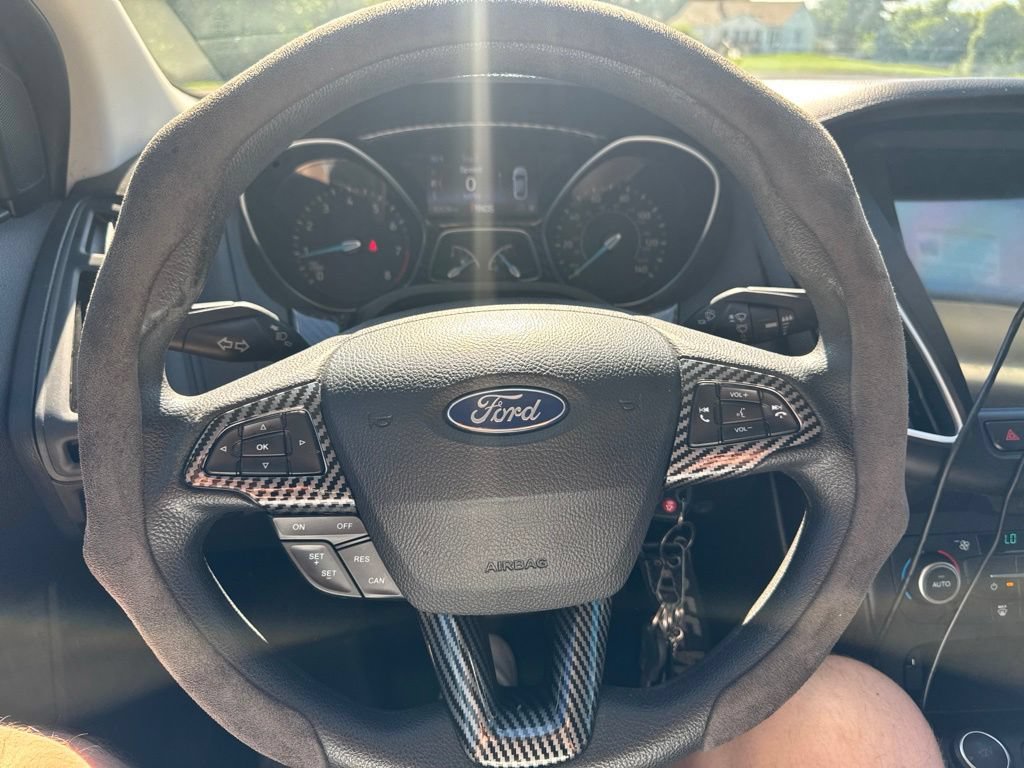 Used 2018 Ford Focus SE w/ SE Appearance Package FWD image 11