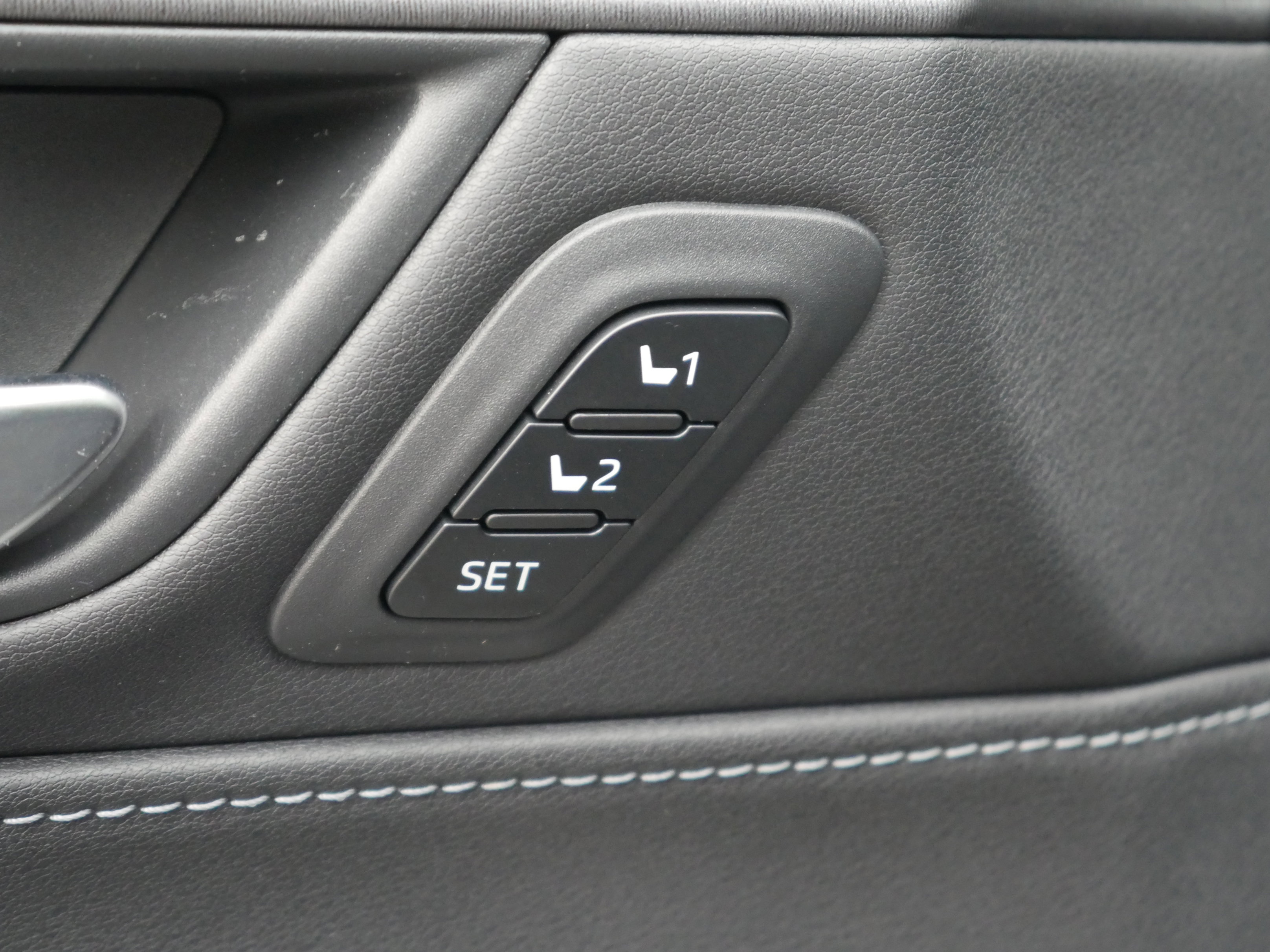 Used 2023 Toyota Venza Nightshade image 37