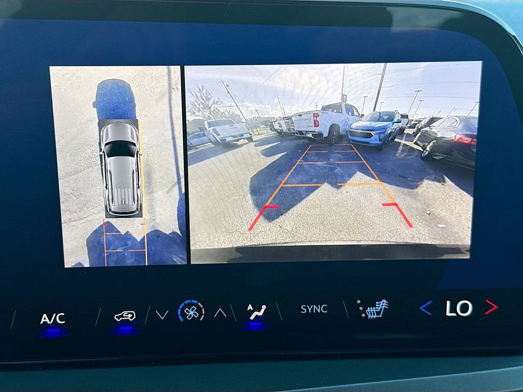 Used 2024 Chevrolet Traverse LT image 13