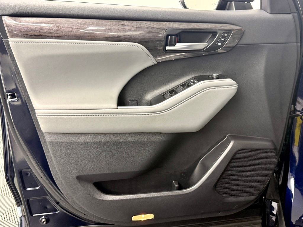 Used 2026 Toyota Highlander Platinum image 18