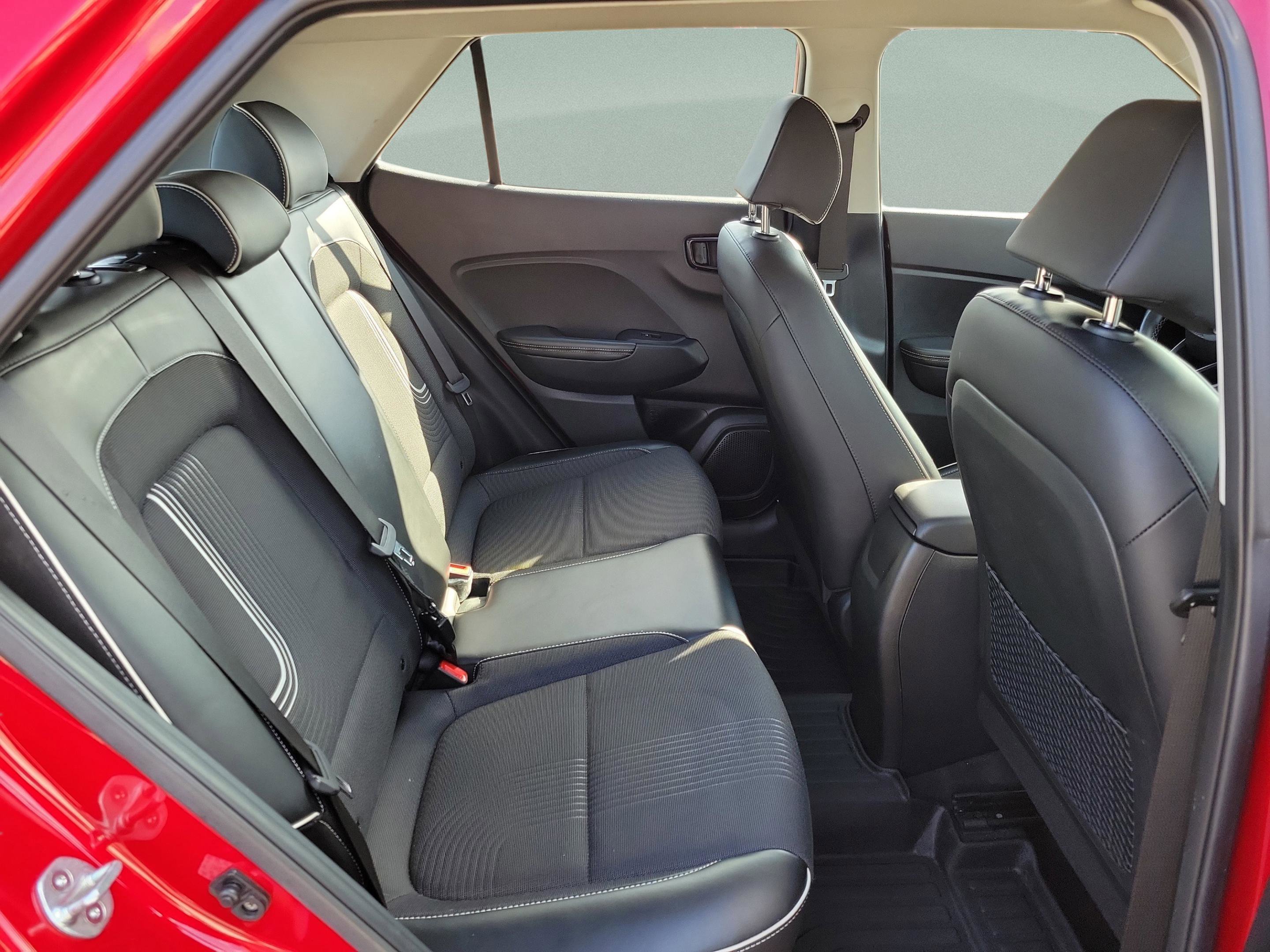 Used 2023 Hyundai Venue Limited image 9