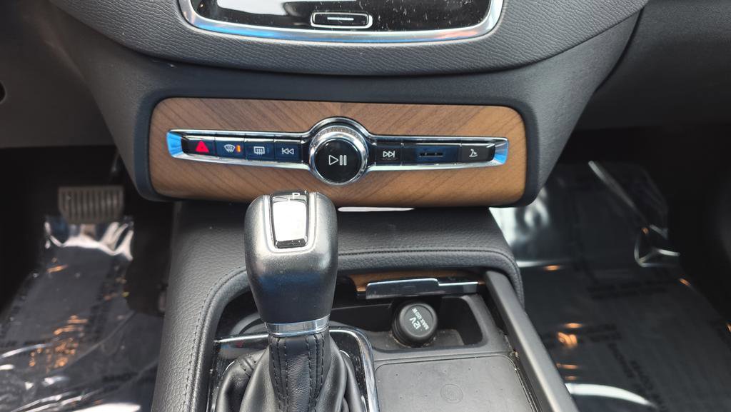 Used 2021 Volvo XC90 T6 Momentum w/ Climate Package image 25