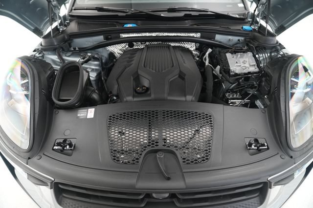 Certified 2026 Porsche Macan AWD/4WD image 3