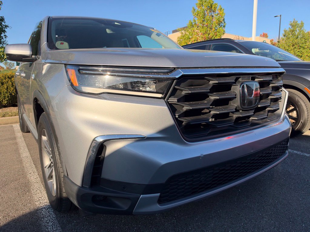 Used 2025 Honda Pilot EX-L image 3