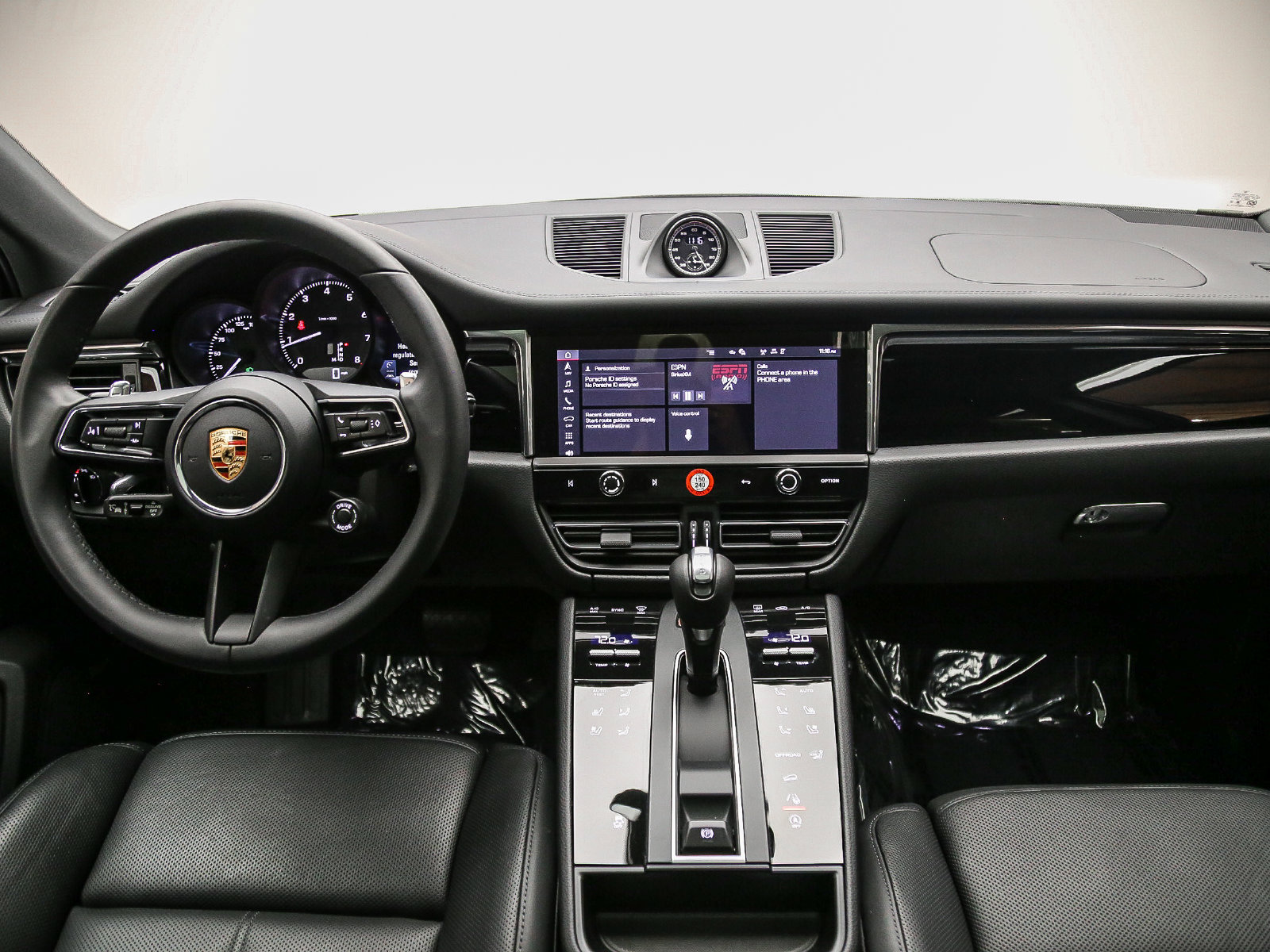 Certified 2026 Porsche Macan AWD/4WD image 16