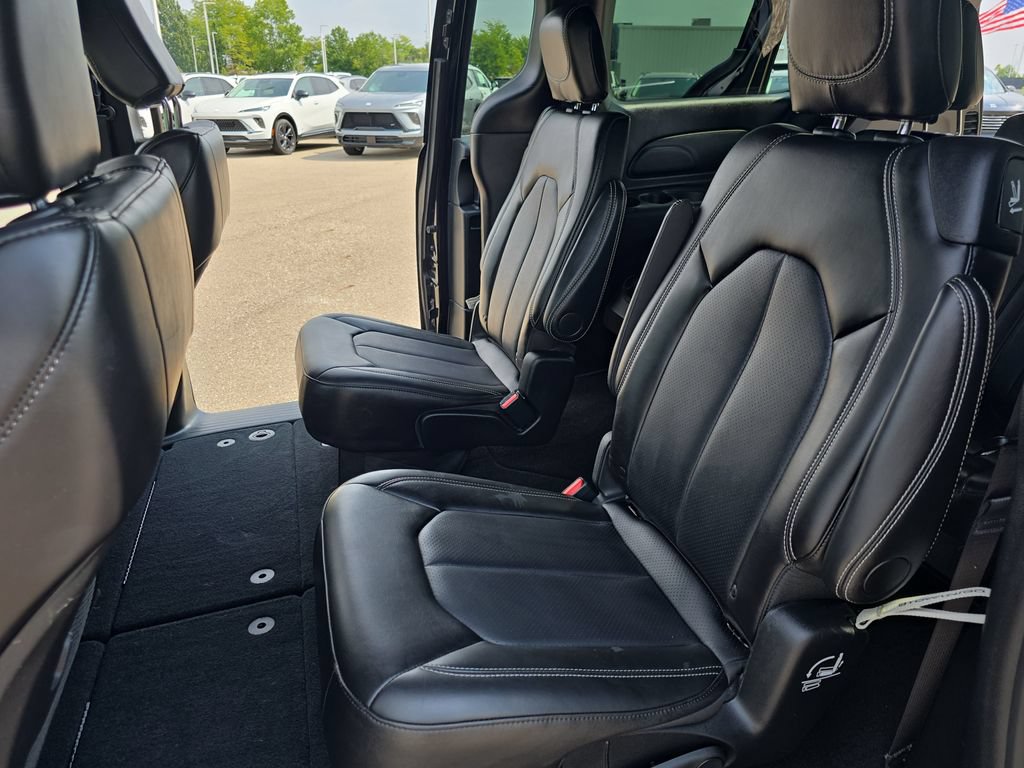 Used 2025 Chrysler Pacifica Select FWD image 15