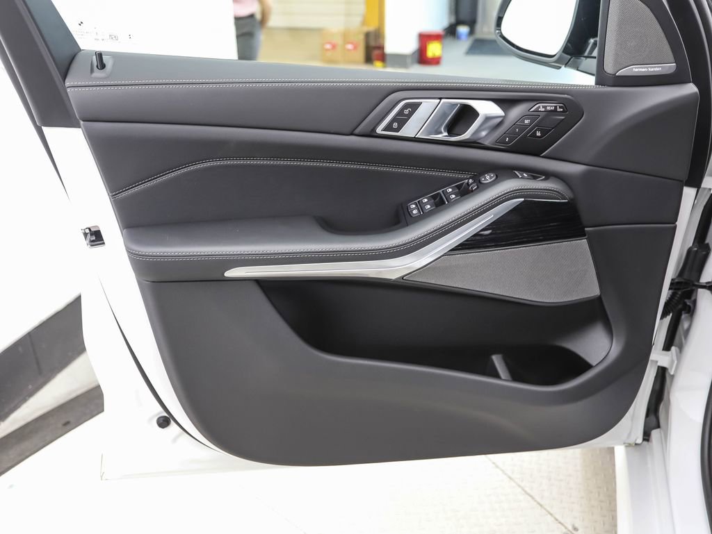 Used 2026 BMW X7 xDrive40i w/ M Sport Package image 9