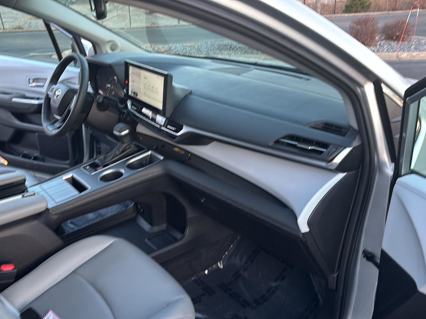 Used 2025 Toyota Sienna XLE w/ XLE Plus Package image 34