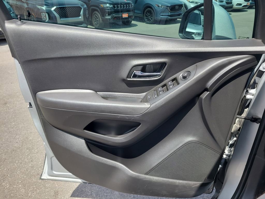 Used 2018 Chevrolet Trax LT w/ LT Convenience Package AWD/4WD image 19