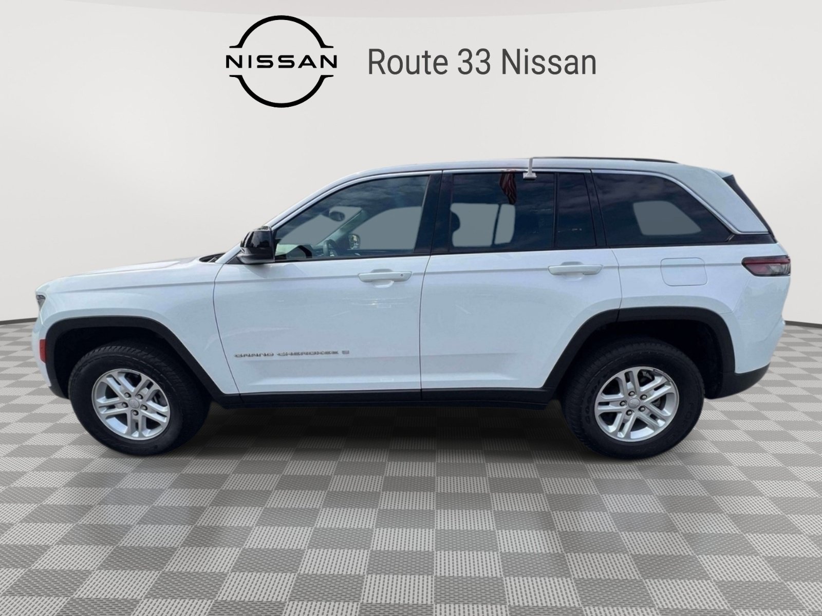 Used 2023 Jeep Grand Cherokee Laredo AWD/4WD image 5
