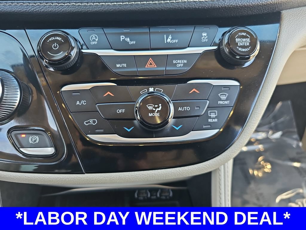 Used 2023 Chrysler Pacifica Limited FWD image 22