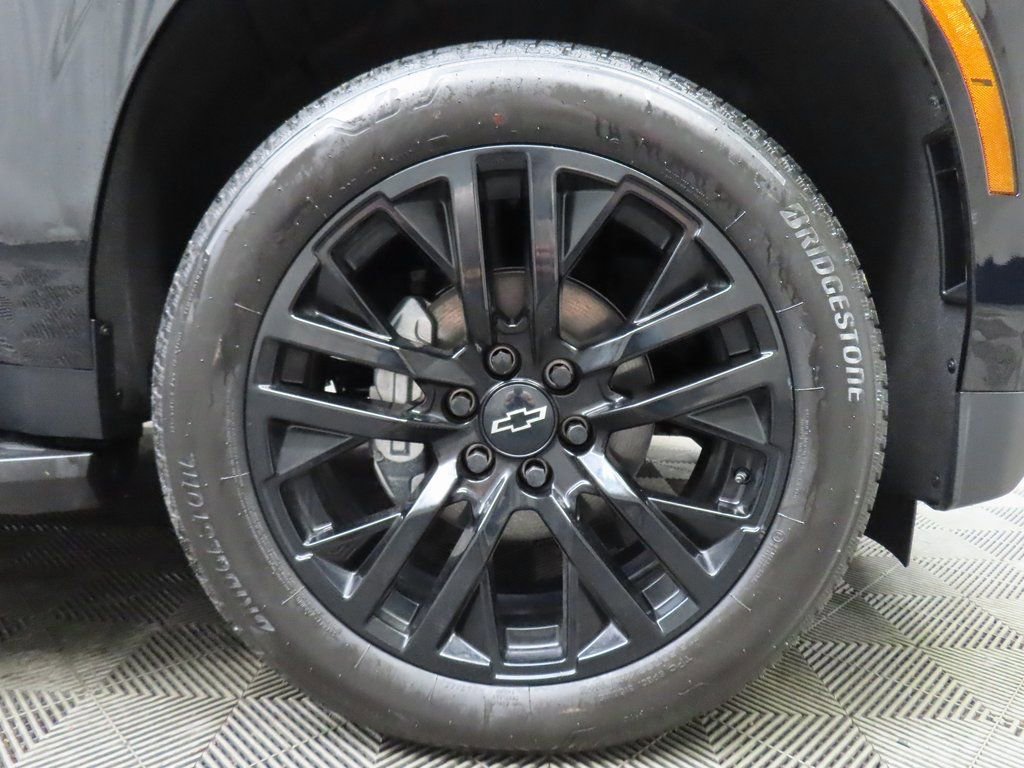 Used 2025 Chevrolet Suburban Premier AWD/4WD image 8