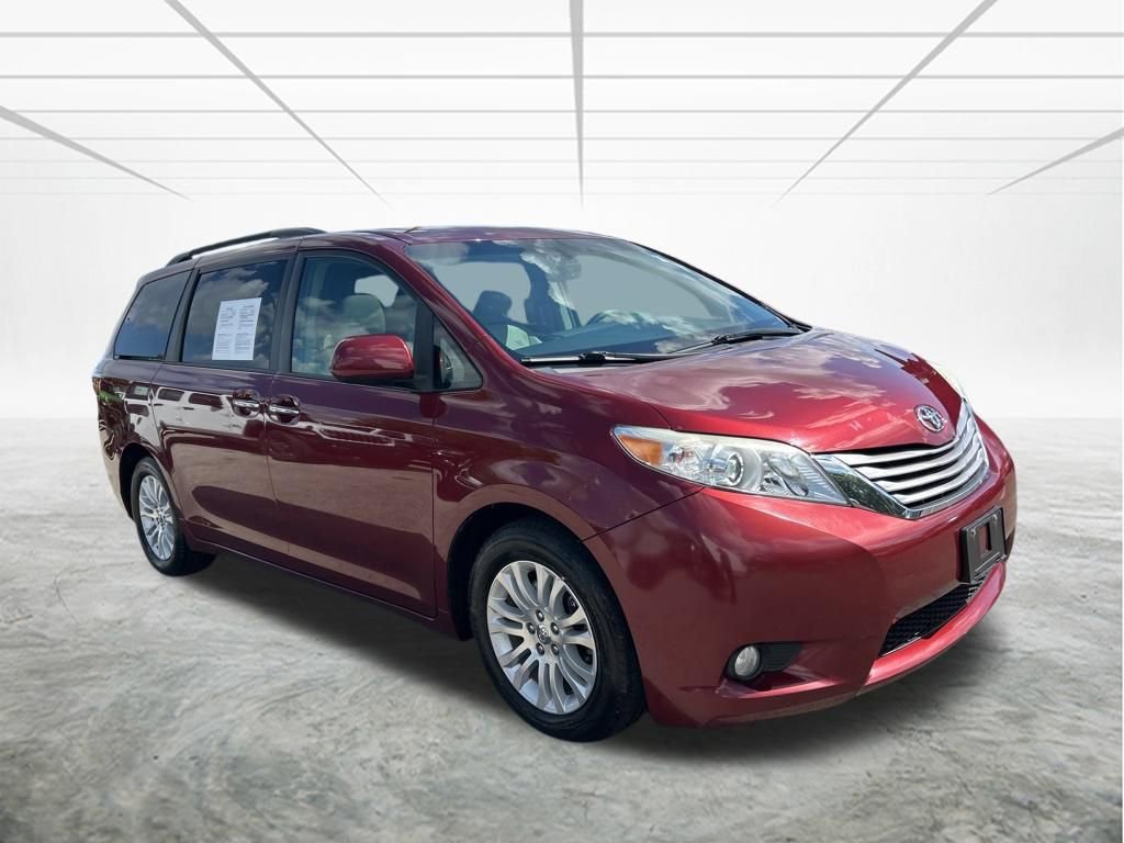 Used 2017 Toyota Sienna XLE w/ XLE Navigation Package image 2