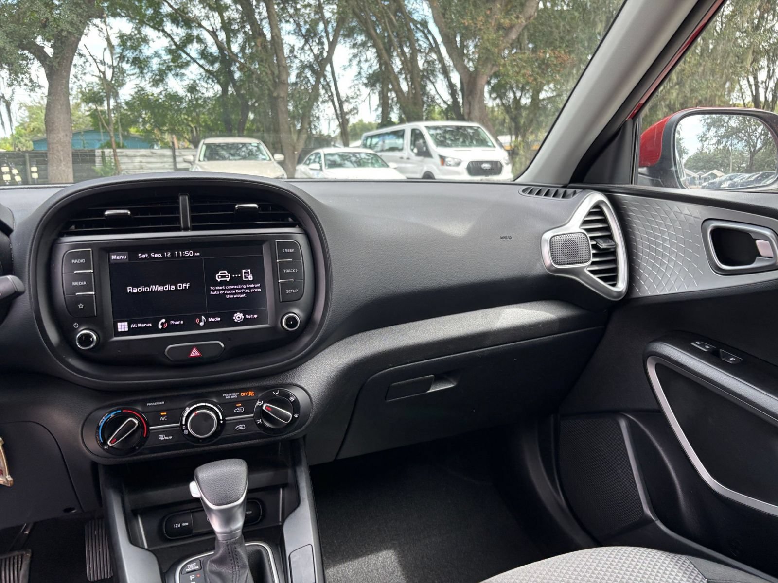 Used 2025 Kia Soul LX w/ LX Technology Package FWD image 32