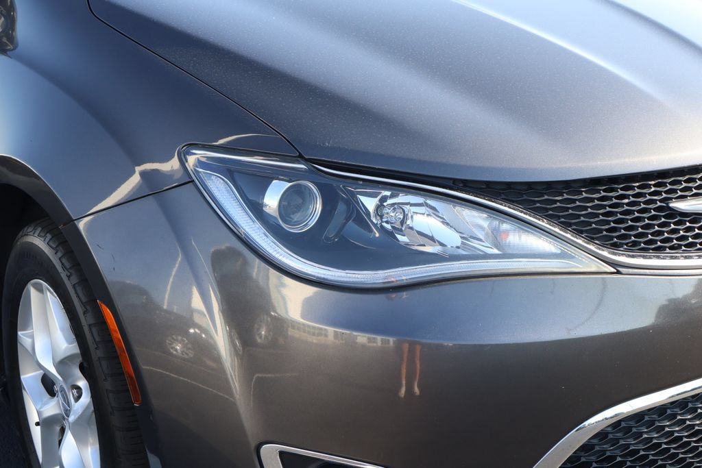 Used 2017 Chrysler Pacifica Touring-L Plus FWD image 4