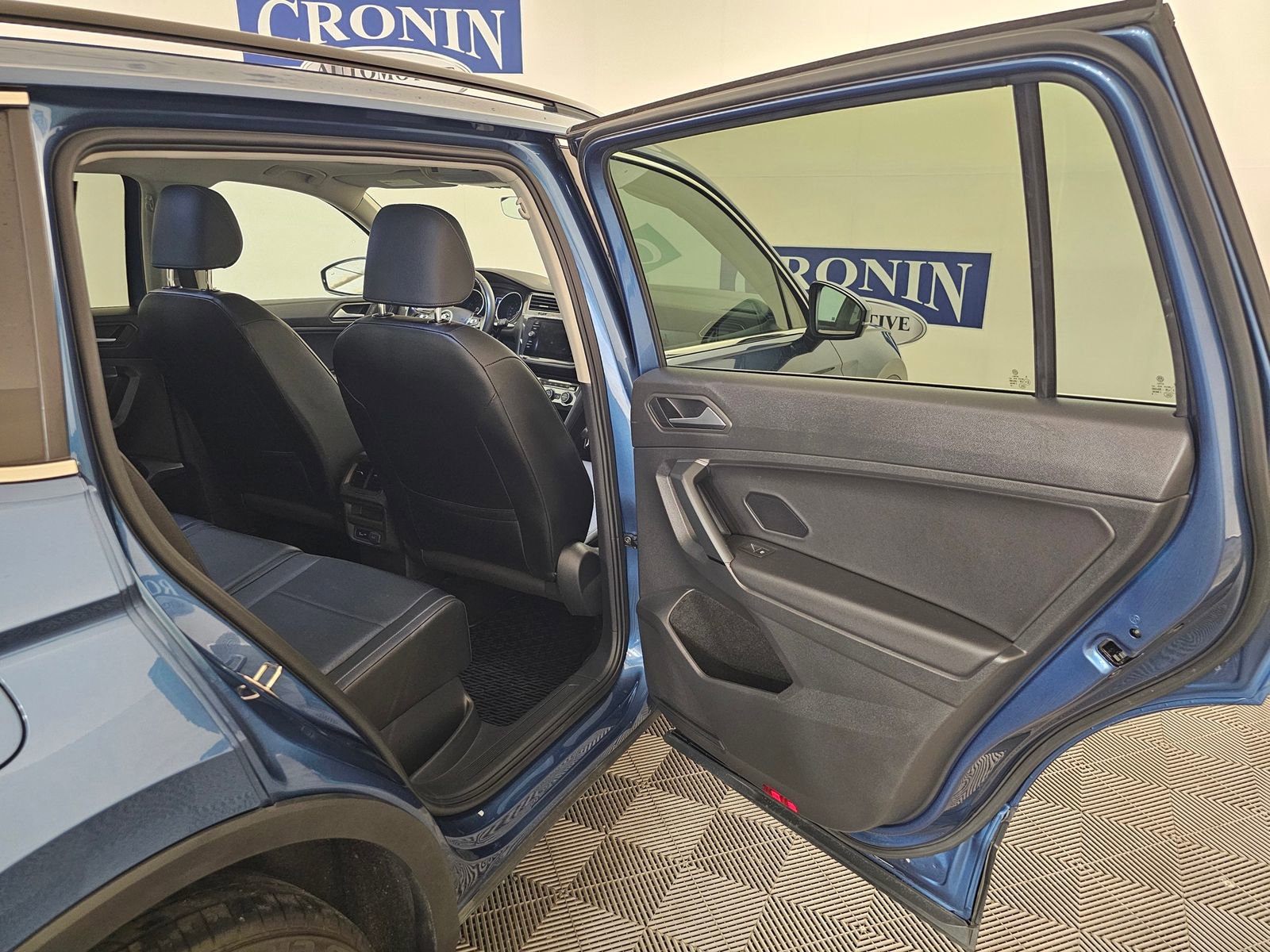 Used 2019 Volkswagen Tiguan SE w/ Panoramic Sunroof Package AWD/4WD image 23