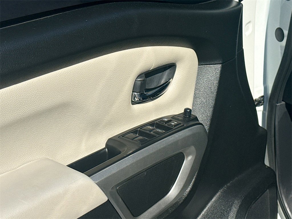 Used 2024 Nissan Titan SV w/ SV Convenience Package image 17