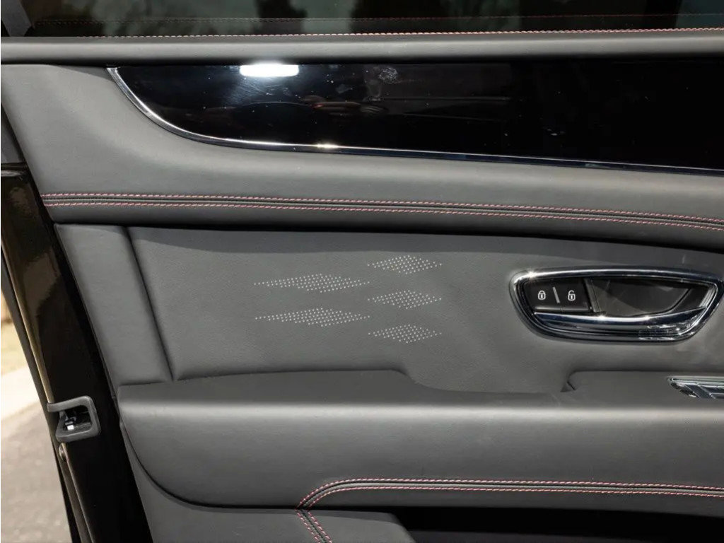 Used 2025 Bentley Bentayga V8 image 28