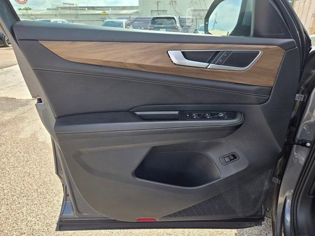 Used 2025 Volkswagen Atlas SE image 13