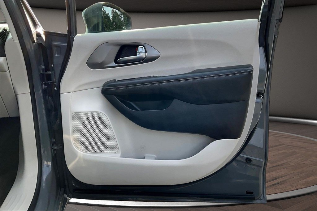 Used 2023 Chrysler Pacifica Touring-L FWD image 31