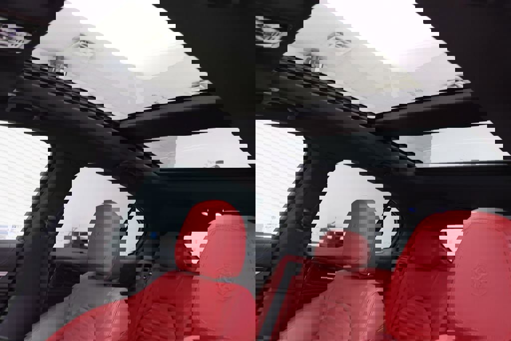 Used 2022 Alfa Romeo Stelvio Veloce image 18