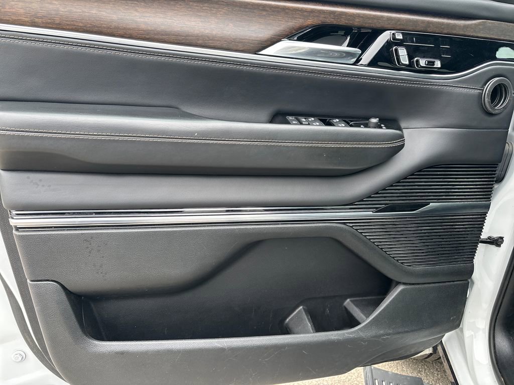 Used 2023 Jeep Grand Wagoneer L 4WD image 10